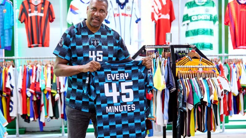 Il Prostate United svela la maglietta ispirata agli anni ’90 per essere premiata con le più grandi raccolte fondi di base di ottobre