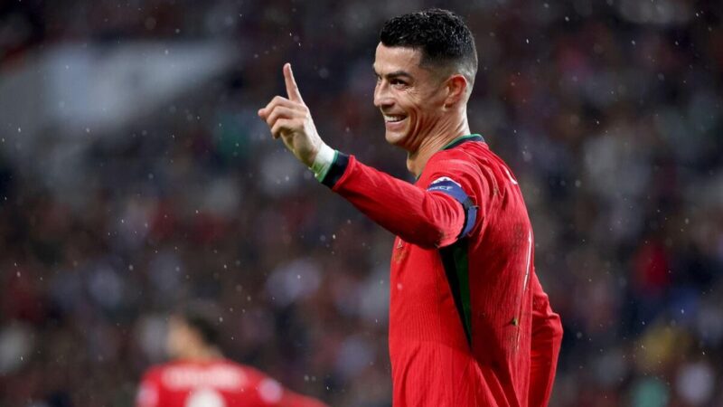 Cristiano Ronaldo segna in rovesciata mentre il Portogallo batte la Polonia
