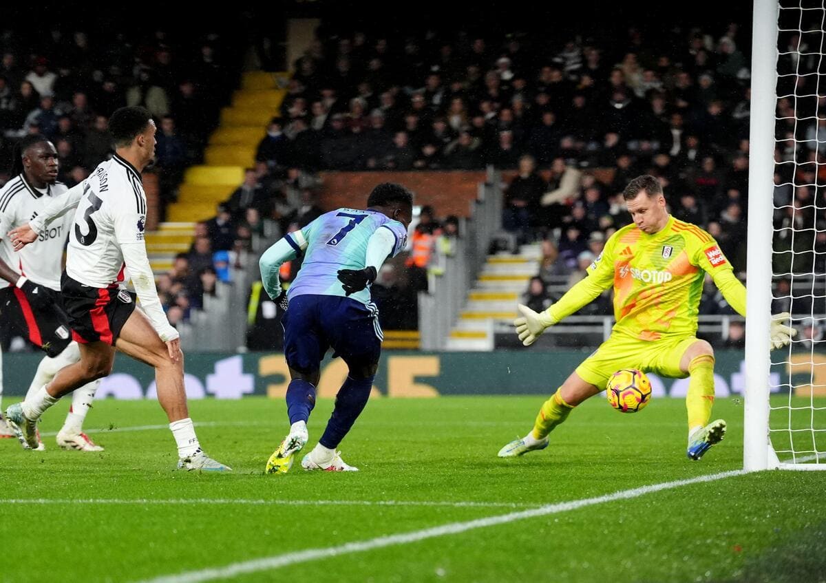 L’Arsenal tiene a Fulham, gioia tardiva per Leicester e Bournemouth