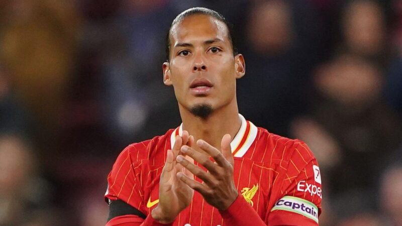 Il capitano del Liverpool Virgil Van Dijk è ancora al buio nei piani della prossima stagione