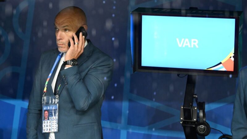 “Riarbitrare la partita” – l’ex arbitro esorta Howard Webb a “tornare alle origini” tra le incoerenze del VAR