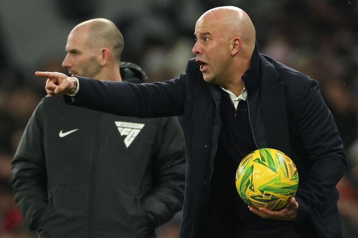 Il boss del Liverpool Arne slot ha consegnato il divieto di touchline a due partite per lo scontro con Michael Oliver dopo il Derby del Merseyside
