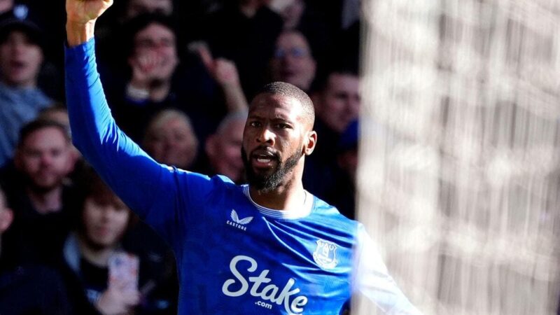 Everton 1-0 Manchester United: Beto in forma spara al comando