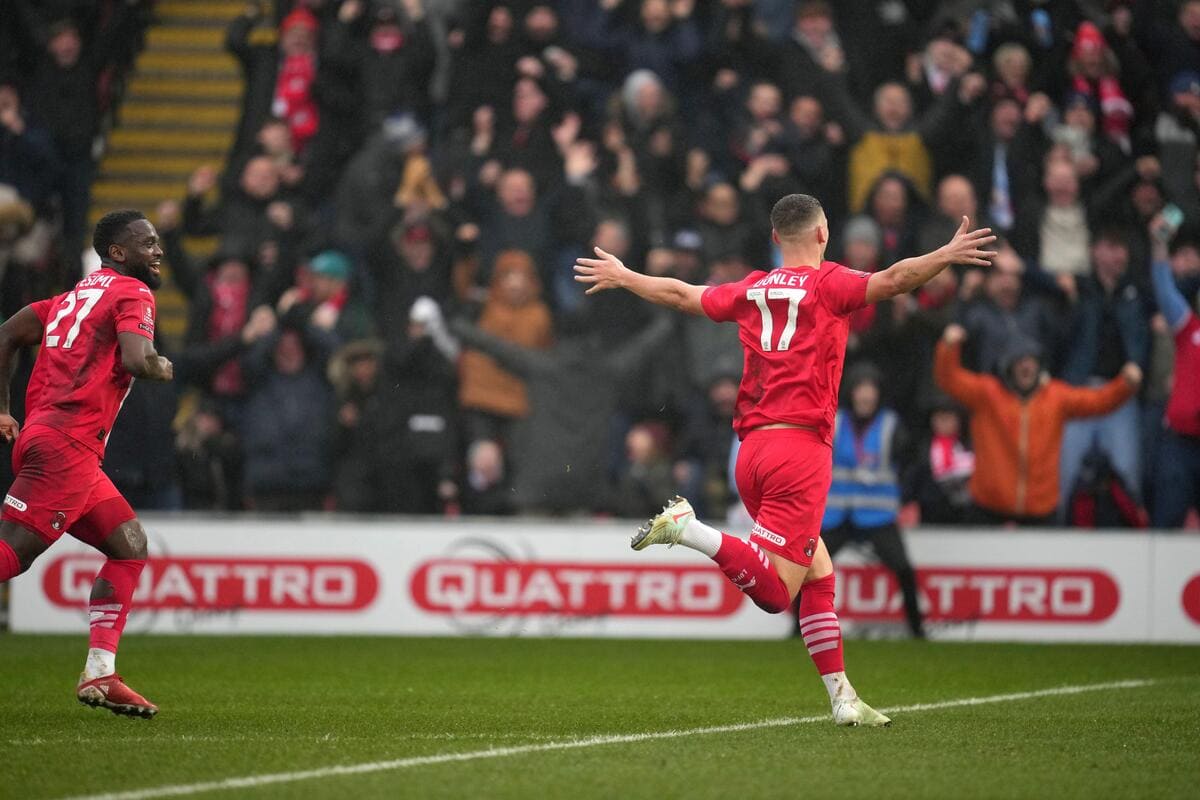 La star di Leyton Orient Donley ha sgomentato il suo impegno non era abbastanza per eliminare il Manchester City