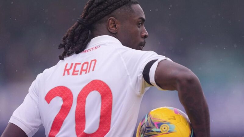 Moise Kean riceve lo scarico dopo aver sofferto e cadere nell’erba contro Hellas Verona