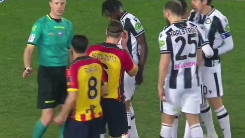 The Mai Visualizza: la penalità ruba a un partner, lo segna, lo celebra da solo … e l’allenatore lo cambia!