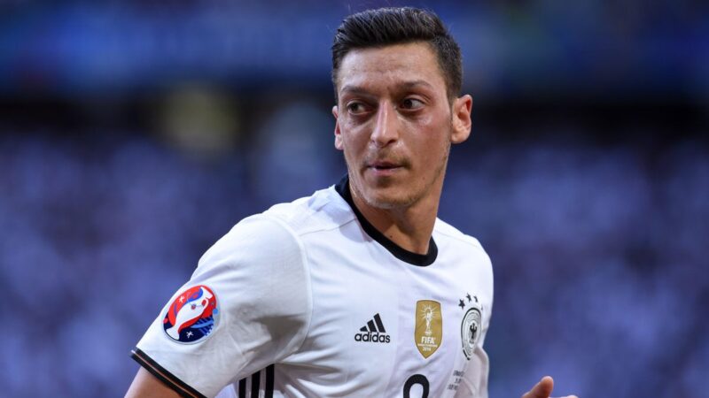 ‘Abbiamo concordato di non invitare Mesut a causa delle sue recenti azioni che l’Arsenal e il Real Madrid Star Mesut Ozil hanno vietato all’ex club a causa del tatuaggio di destra