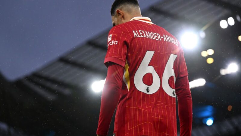 “Che Alexander-Arnold abbia parlato di più con un gesto di goal di quanto non abbia fatto con qualsiasi altra comunicazione ai sostenitori è uno dei motivi per cui la sua mossa al Real Madrid non viene accettata troppo gentilmente sul Merseyside”: come è arrivato a questa fase con Liverpool e Trent