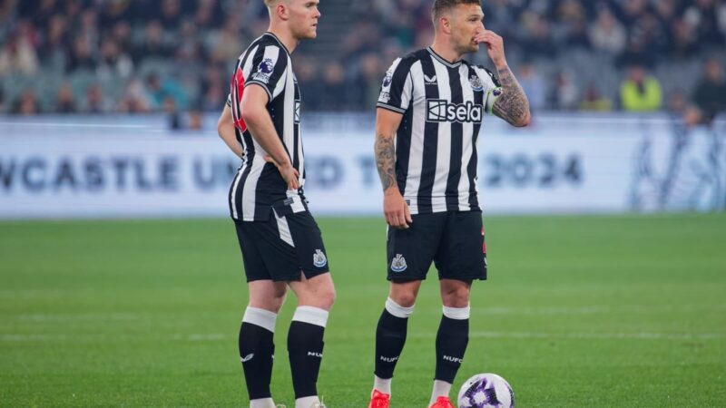 Il terzino sinistro del Newcastle United Lewis Hall ha escluso la stagione