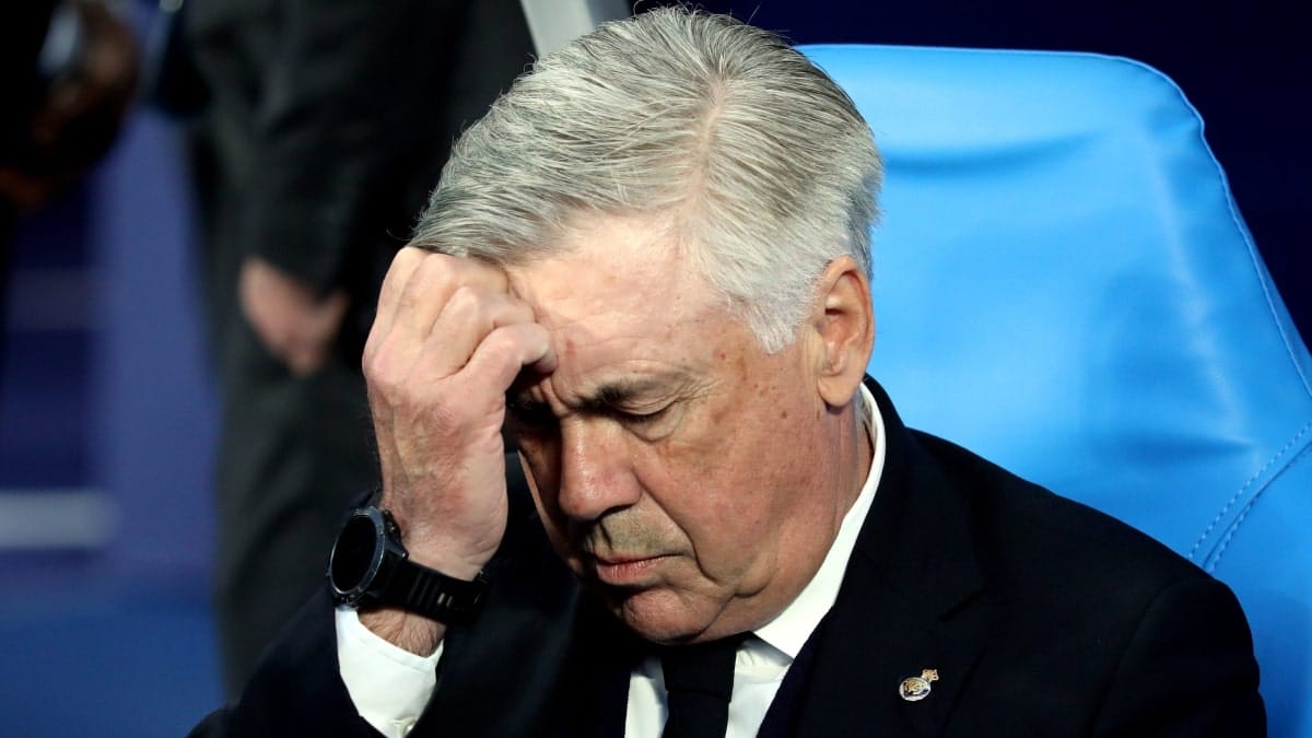 Carlo Ancelotti si dirige verso la porta dell’uscita del Real Madrid dopo l’eliminazione della Champions League
