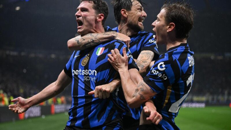 In che modo la gara del titolo di Serie A è risolta se due squadre finiscono a livello? Splegazione di play-off come battaglia tra Milano e Napoli per la corona italiana