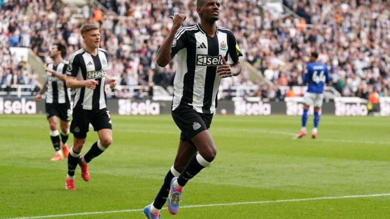 Howe felice con un punto dopo la pena di ritardo Isak