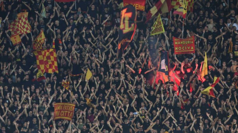 Lecce in lutto, il club non vuole partire per giocare contro l’Atalanta. E la Curva se la prende con la Lega | Primapagina