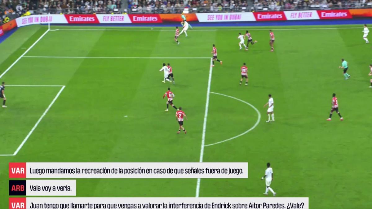 Lo scatto che Munuera doveva indicare la partita di Edrick dopo la chiamata del VAR