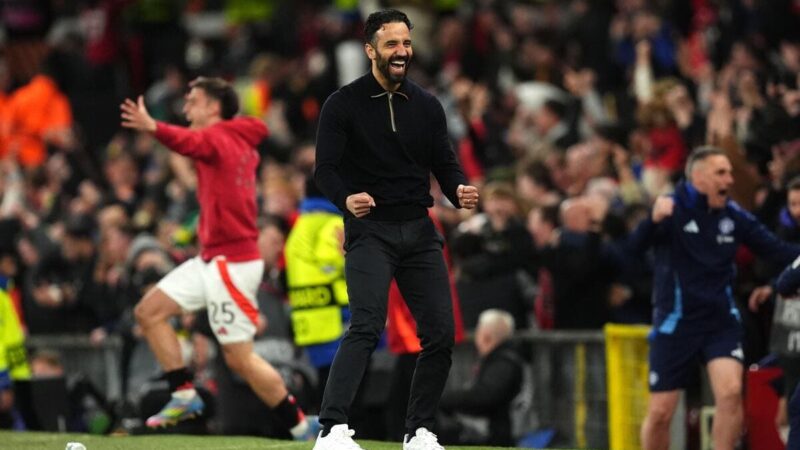 Red Devils segnano tre negli ultimi sette minuti di tempo extra per raggiungere gli ultimi quattro