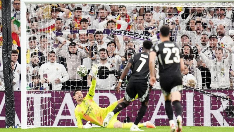 Saka vede la penalità salvata ma l’Arsenal tiene a bada la vera remontada