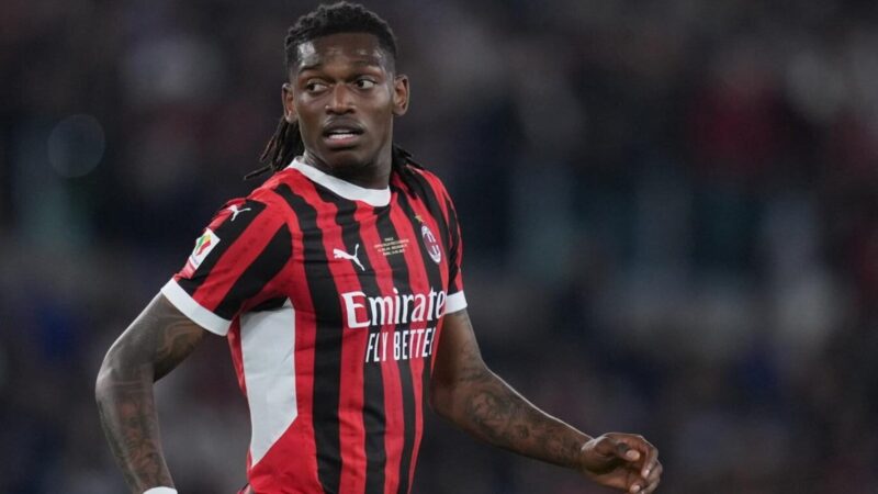 CdS – Milan, Atletico e Barcellona piombano su Leao: gli scenari