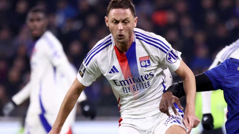 Ex Roma, Matic nella bufera: rischia una maxi squalifica per aver coperto il simbolo della lotta all’omofobia | Estero