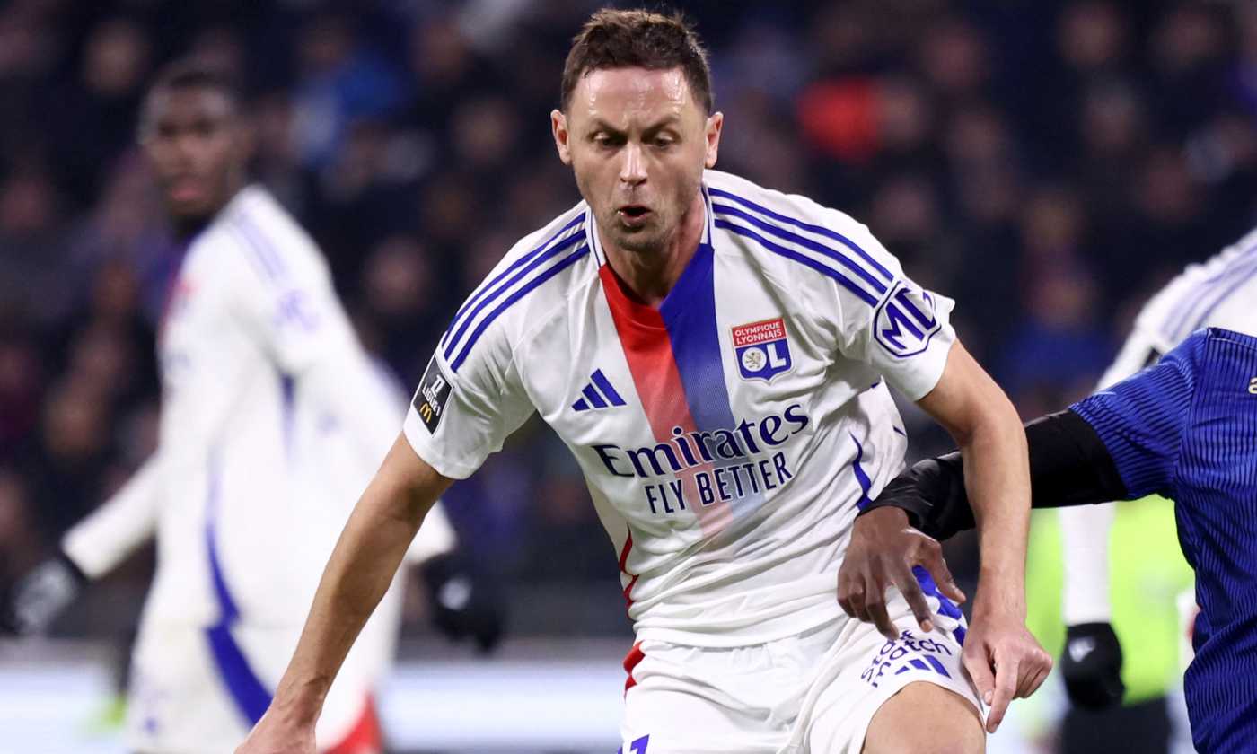 Ex Roma, Matic nella bufera: rischia una maxi squalifica per aver coperto il simbolo della lotta all’omofobia | Estero
