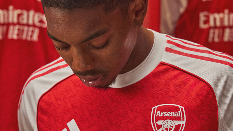 Il kit Home Arsenal 2025/26 è uscito: e tuo padre lo adorerà