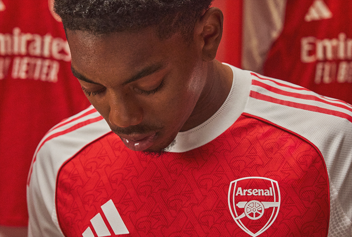 Il kit Home Arsenal 2025/26 è uscito: e tuo padre lo adorerà
