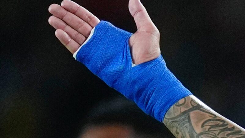 Nuova teoria superstiziosa sull’enigma delle bende usate dai giocatori di Barcellona