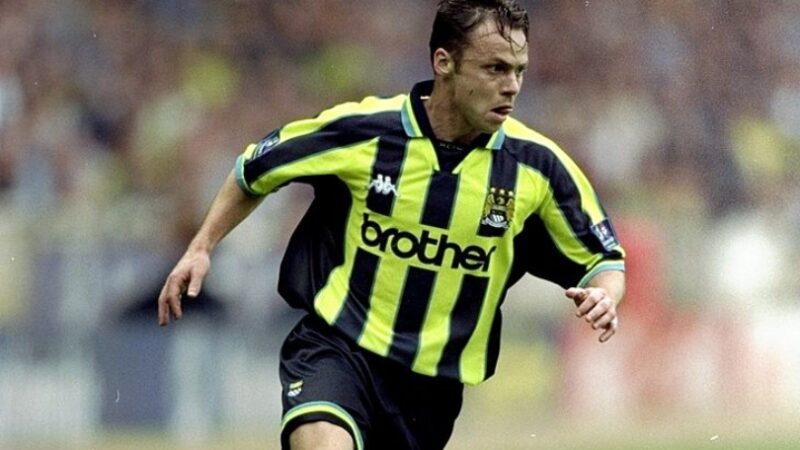 “Quando ci siamo fatti 2-1 contro Gillingham, ho sentito qualcosa di grande – sapevo che avrei avuto un’altra possibilità e mi sono detto che dovevo mantenere la calma e prenderlo” – Paul Dickov ricorda il momento iconico che ha cambiato la storia della città di Manchester