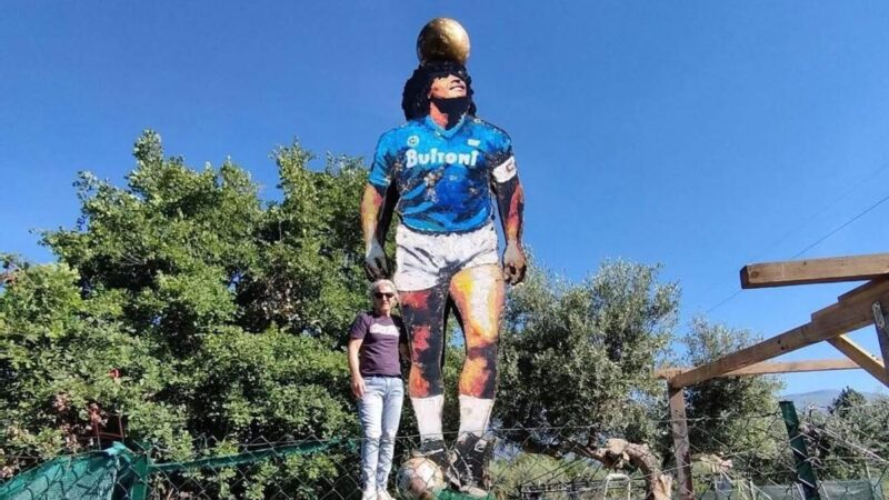 Statua di maradona napoli calcio