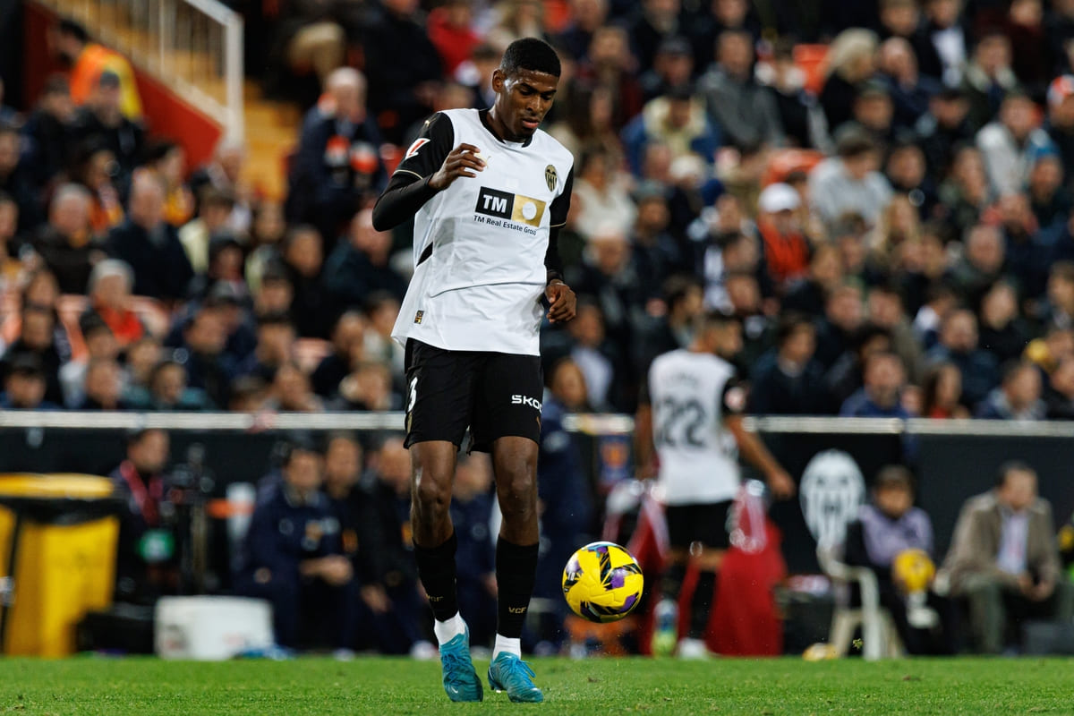 Arsenal sperando di legare l’accordo per il difensore di Valencia Cristhian Mosquera