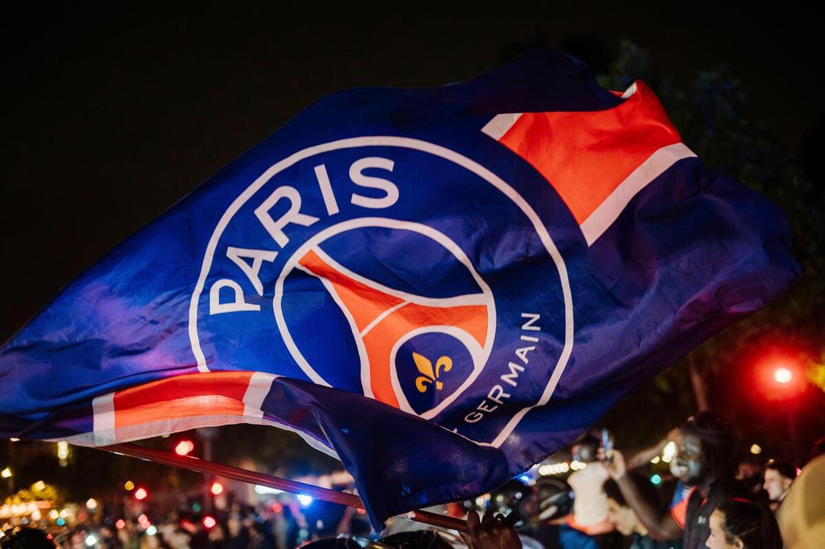 Due morti e centinaia arrestati dopo che il disturbo è scoppiato in Francia in seguito al trionfo storico della PSG Champions League