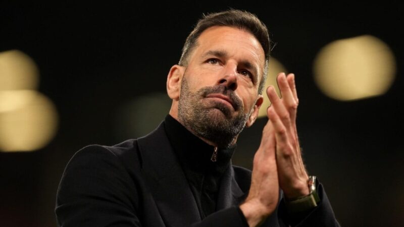 Il manager di Leicester van Nistelrooy lascia il club
