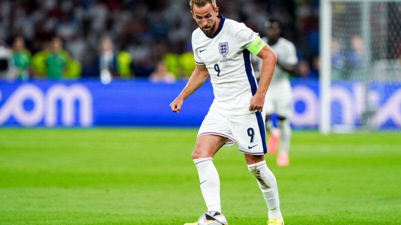 Kane segna solo il gol mentre tre leoni faccono il pesciolini