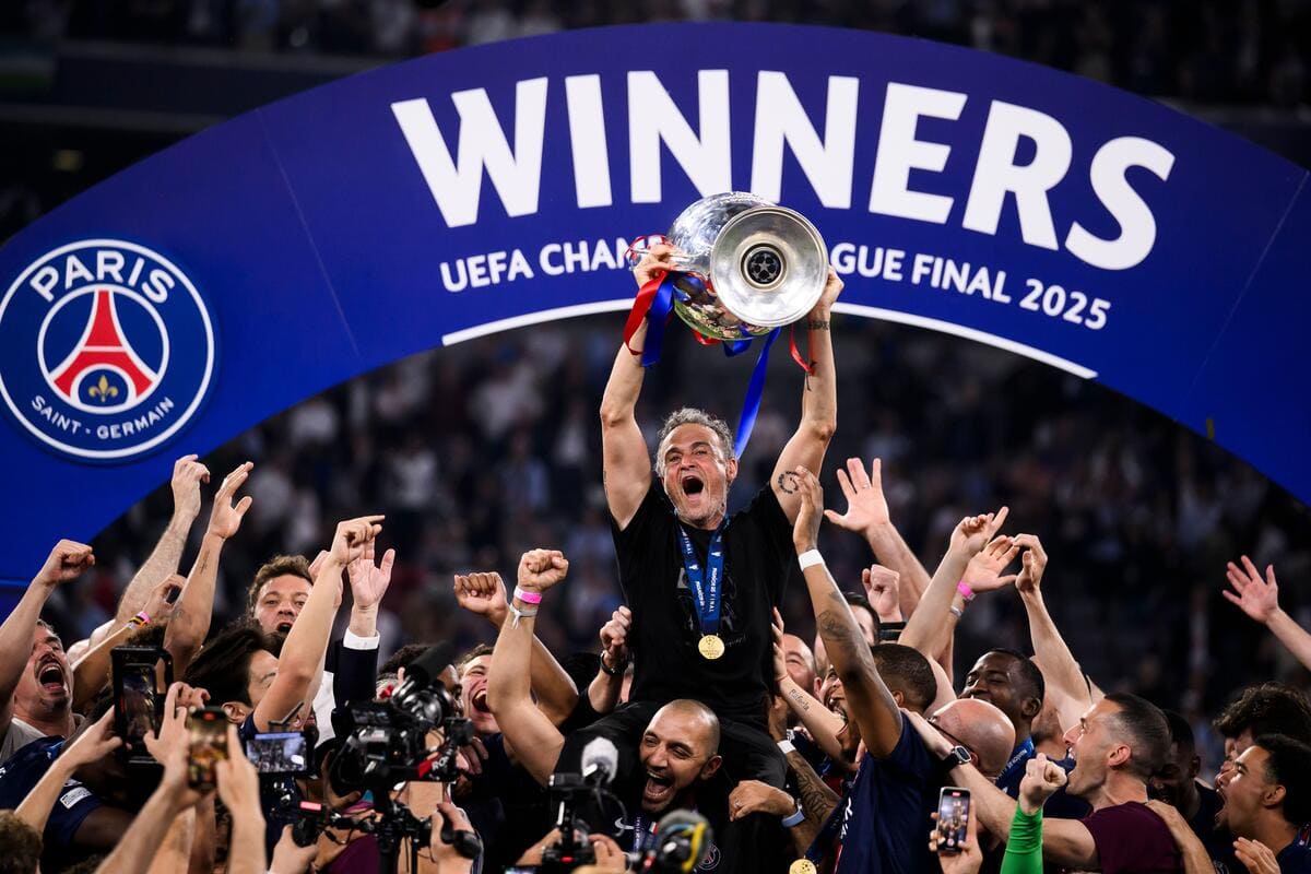 Luis Enrique Emotional mentre i fan del PSG rendono omaggio alla figlia Xana dopo il trionfo di Champions League
