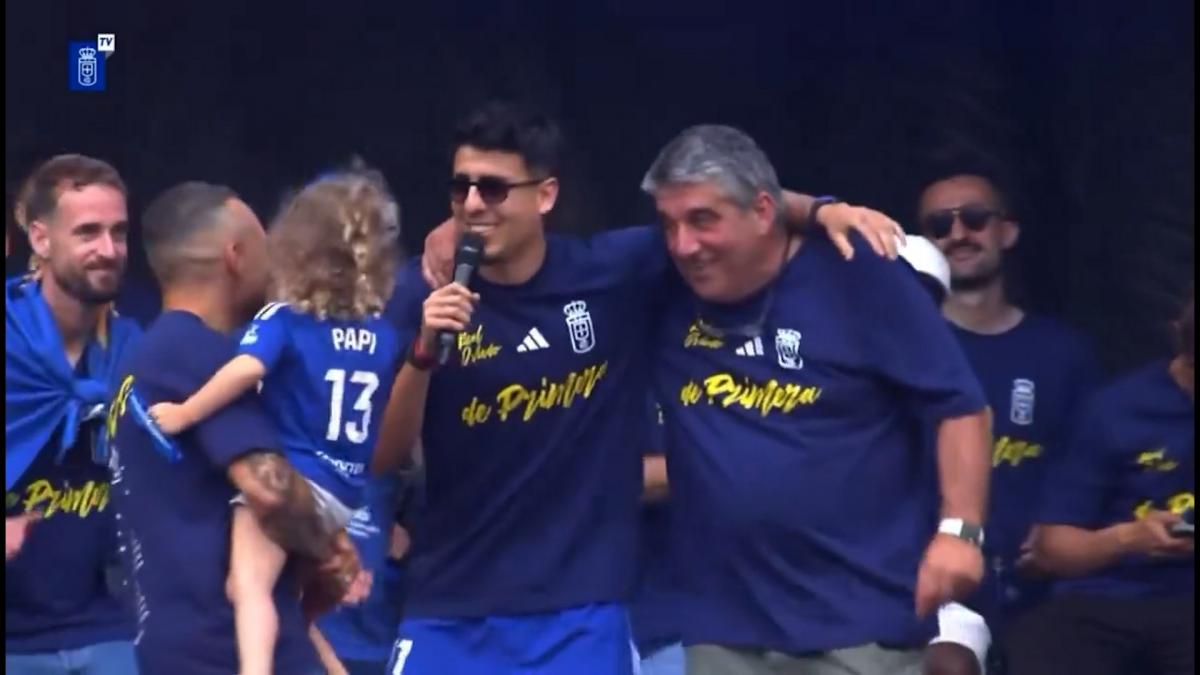 Per celebrare l’ascesa completamente da sola in una fonte per “oggi facciamo un altro bambino”