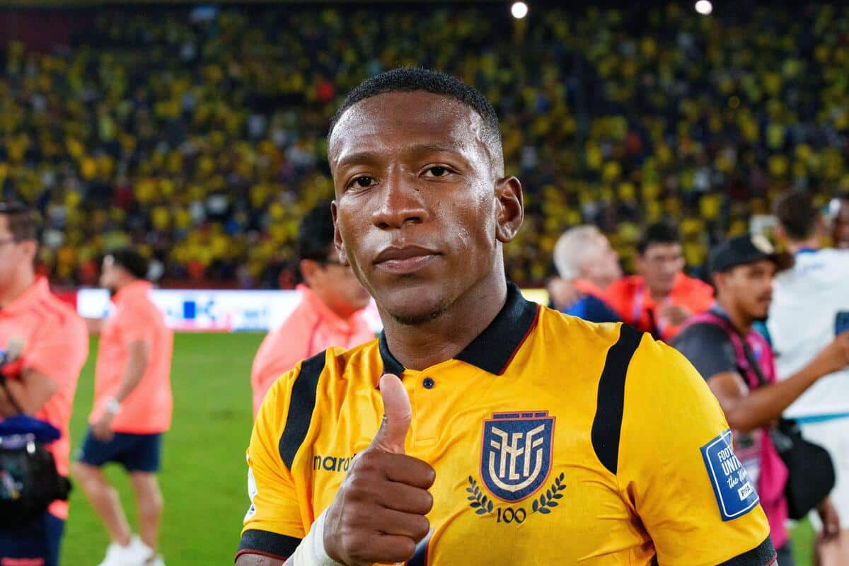 AC Milano Firma completa di Brighton Full-Back Pervis Estupinan