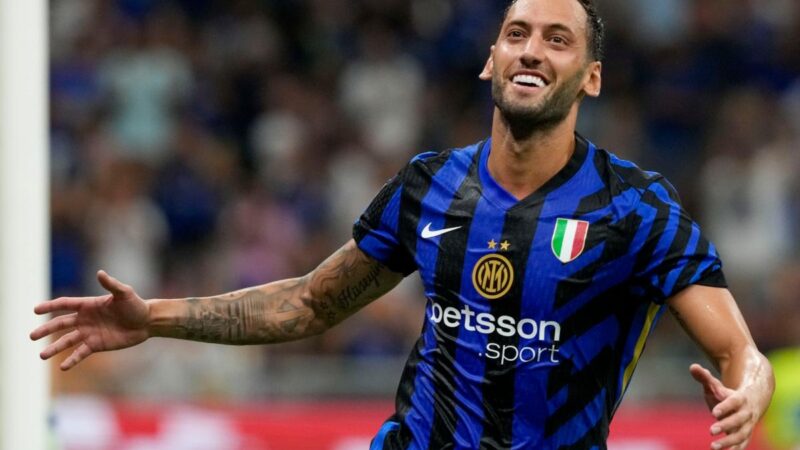 Çalhanoglu ‘fa la pace’ con l’Inter e il suo ritorno a Türkiye dovrà aspettare: “È il nostro giocatore”
