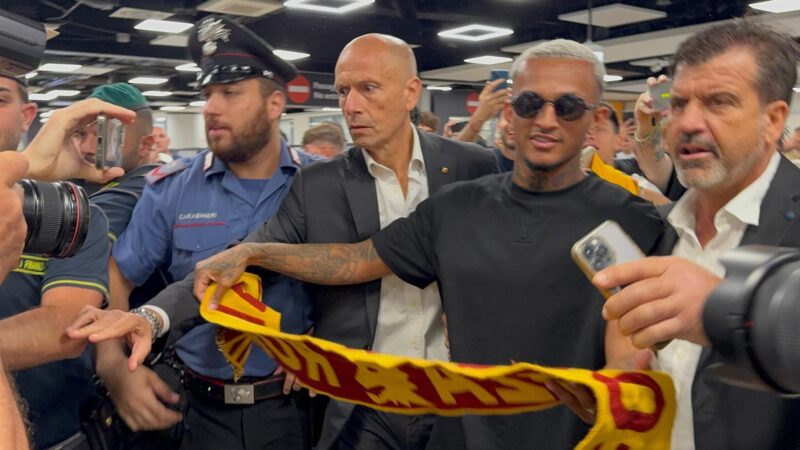 CdS – l’arrivo a Fiumicino è uno show, oltre 100 tifosi all’alba