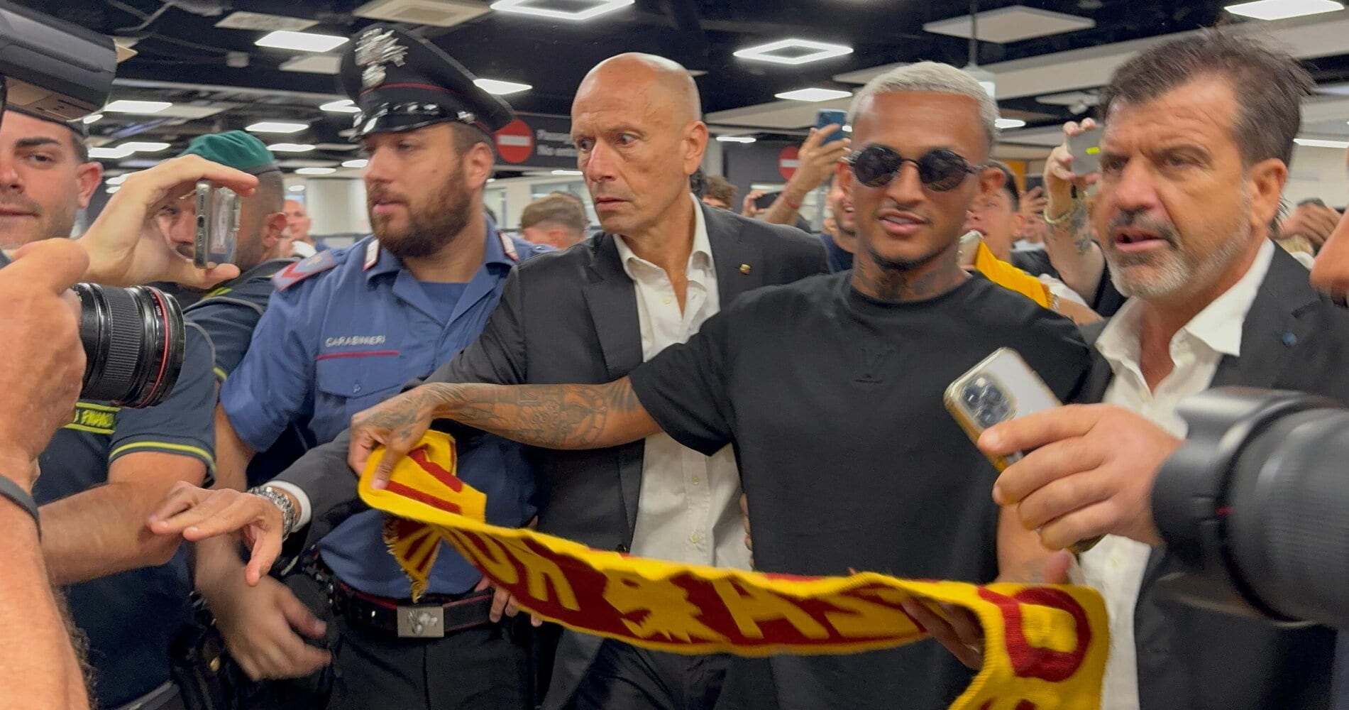 CdS – l’arrivo a Fiumicino è uno show, oltre 100 tifosi all’alba