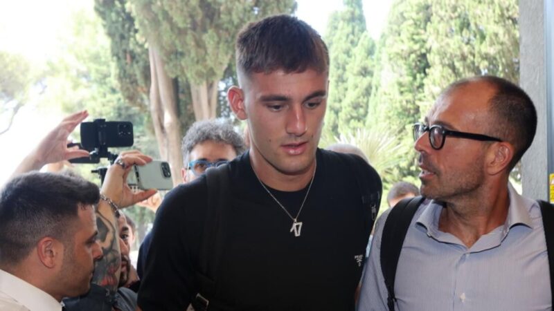 CdS – l’attaccante ha firmato il contratto nel ritiro di Dimaro