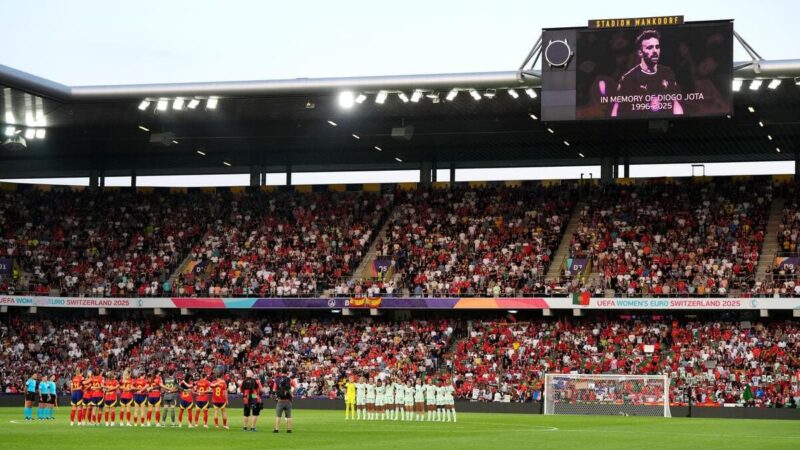 Entrambe le squadre indossano bracciali neri in omaggio a Diogo Jota