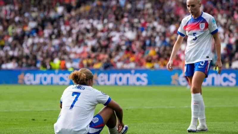 La star dell’Inghilterra Lauren James ha costretto a partire da Caldentey dà il vantaggio della Spagna