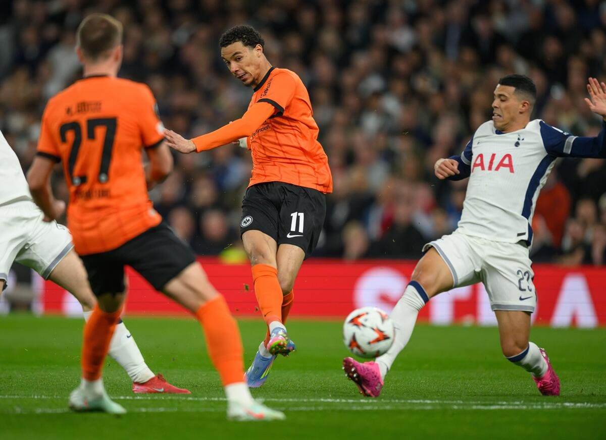 Liverpool Completa firma dell’attaccante Hugo Ekitike di Eintracht Frankfurt