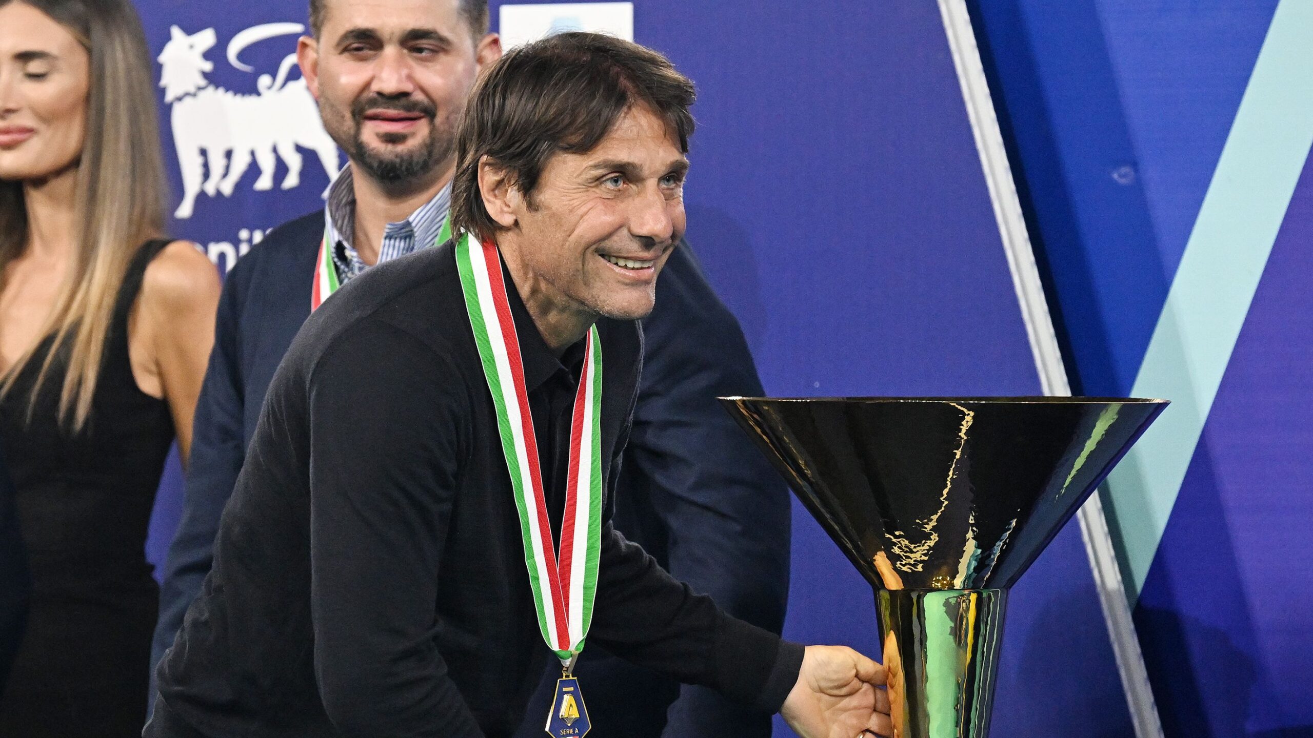 Napoli, Conte ai tifosi: “L’anno scorso è successo qualcosa di bellissimo. Ora dobbiamo essere umili. Il resto sono ca***te”