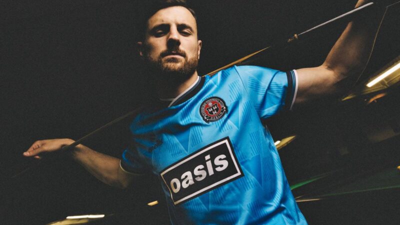 Noel e Liam Gallagher supportano la maglia da calcio ‘iconica’ … mentre Paul Weller recita in video