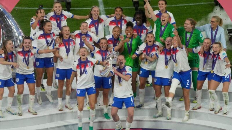 “Sapevo che avrebbe colpito la parte posteriore della rete”, dice l’eroina dell’Inghilterra Kelly mentre Wiegman si crogiola nel trionfo caotico