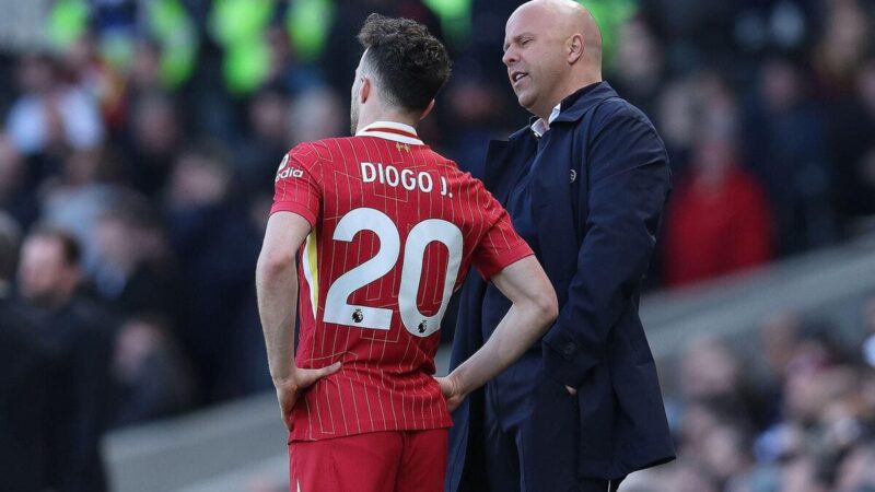 Liverpool per ritirare la maglietta n. 20 in onore di Diogo Jota dopo la tragica morte