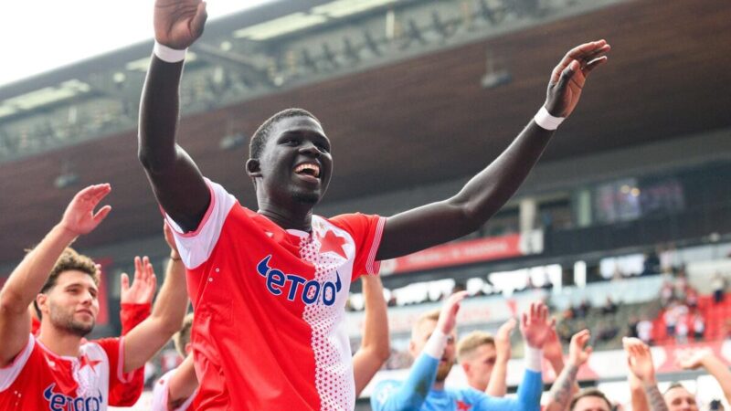 West Ham fa diouf prima firma della finestra di trasferimento