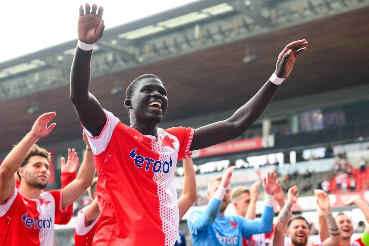 West Ham fa diouf prima firma della finestra di trasferimento