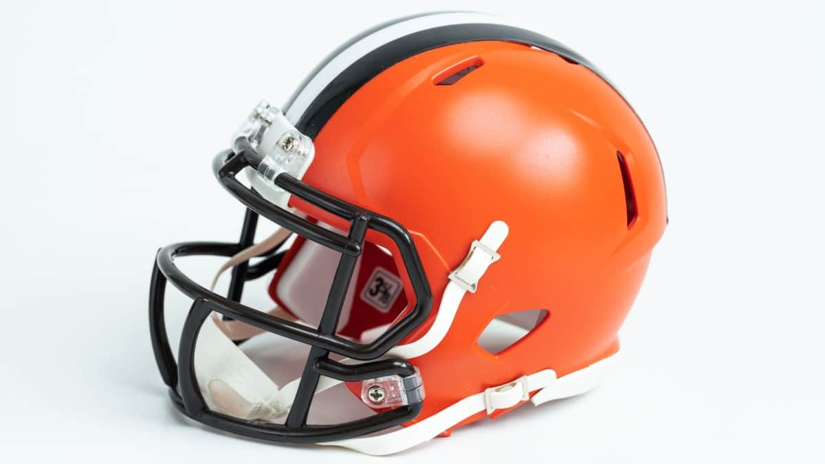 Browns che firma Huntley mentre Stefanski gioca lesioni