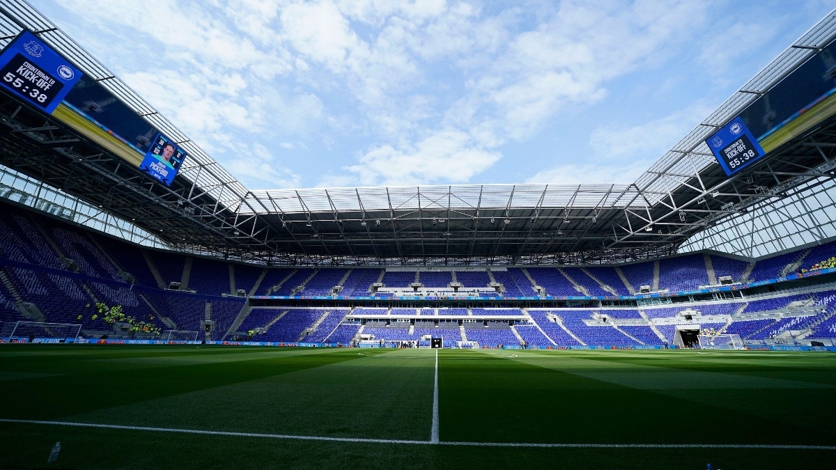Grealish inizia mentre i toffe iniziano la vita al nuovo stadio